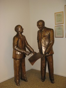 800px-Gustav_Larson_and_Assar_Gabrielsson_in_museum_of_Volvo_in_Gothenburgh